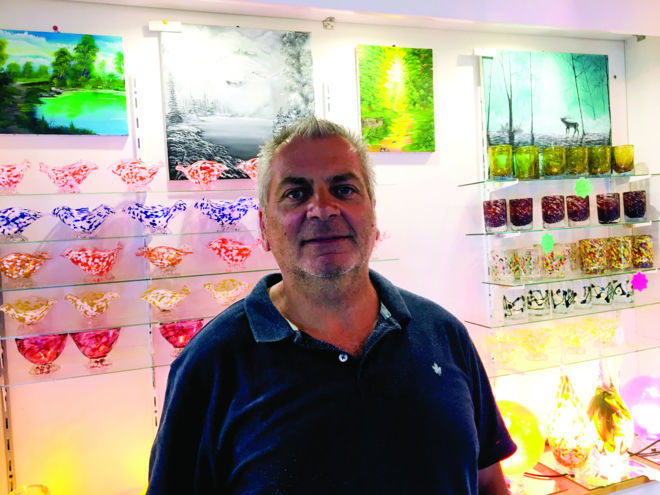 Patrick Kimbert devant ses spécialités : les coupelles